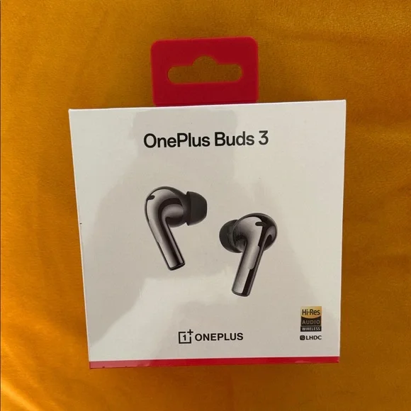 OnePlus Buds 3 Silver Wireless Earbuds - Picture 3 of 3